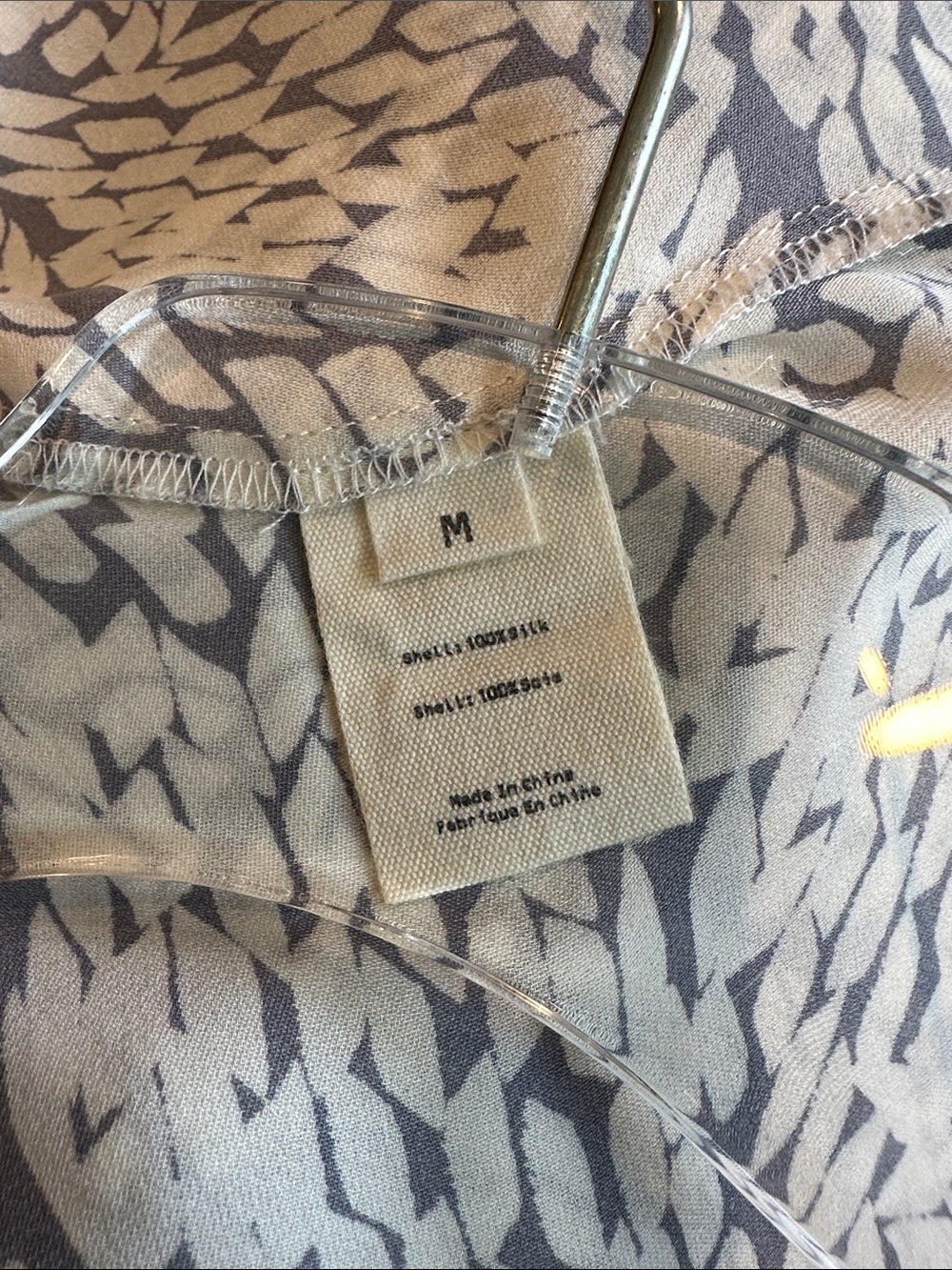 L’AGENCE Utility 100% Silk Shirt Gray & Cream Print SIZE MEDIUM EUC LIKE NEW - Picture 4 of 4